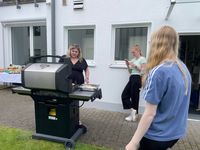 Kollegen beim Grillen